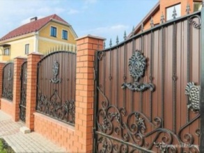 Кирпичный забор с ковкой  150 метров фото в Лысково