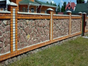 Кирпичный забор с камнем 12 метров фото в Лысково