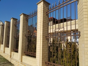 Кирпичный забор с ковкой  10 метров фото в Лысково