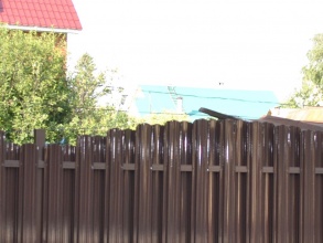 Забор из евроштакетника на ленточном фундаменте 10 метров фото в Лысково