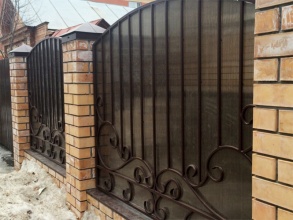 Кованые заборы с поликарбонатом 25 метров фото с установкой
